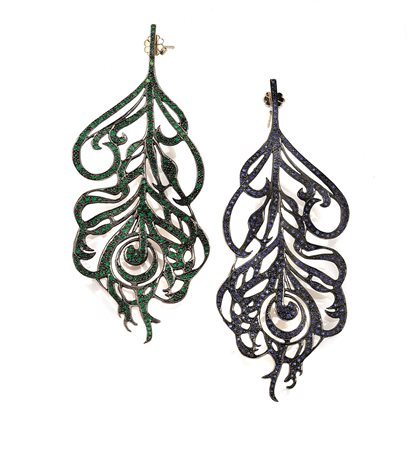 PAIO DI ORECCHINI PENDENTI IN ORO BRUNITO, ORO GIALLO, ZAFFIRI E...