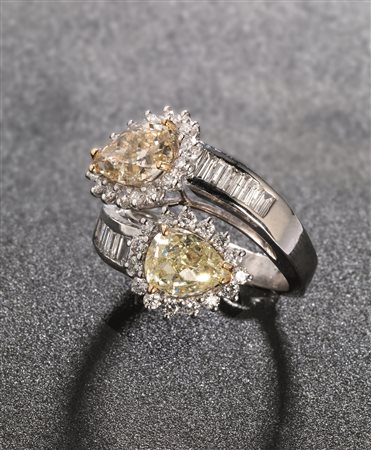 ANELLO IN ORO BIANCO, DIAMANTI FANCY E DIAMANTI INCOLORIcon montatura...