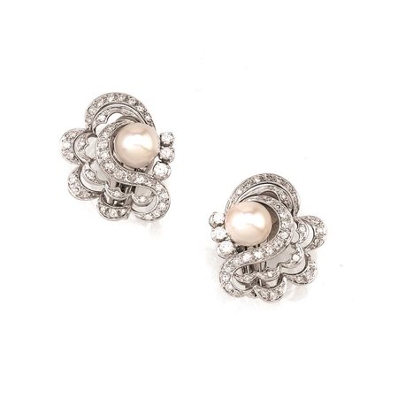 PAIO DI ORECCHINI IN ORO BIANCO, PERLE E DIAMANTIciascuno realizzato come una...