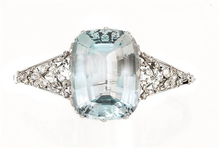 BRACCIALE IN PLATINO, ACQUAMARINA E DIAMANTIa cerchio rigido con montatura...