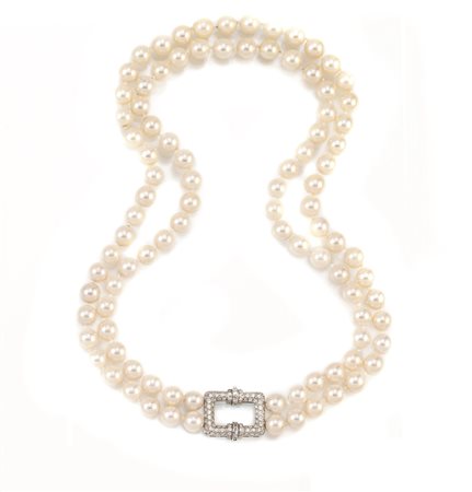 COLLANA IN ORO BIANCO, PERLE&nbsp; E DIAMANTIa due fili di perle coltivate...