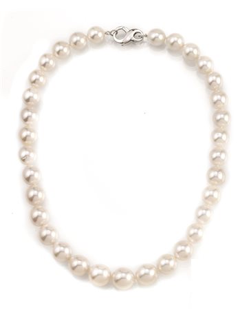 COLLANA IN ORO BIANCO E PERLE SOUTH SEArealizzata ad una fila di trentatre...