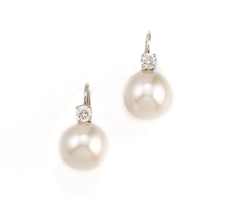 PAIO DI ORECCHINI IN ORO BIANCO, PERLE SOUTH SEA E DIAMANTIciascuno...