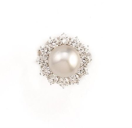 ANELLO IN ORO BIANCO, PERLA E DIAMANTIrealizzato a margherita, al centro una...