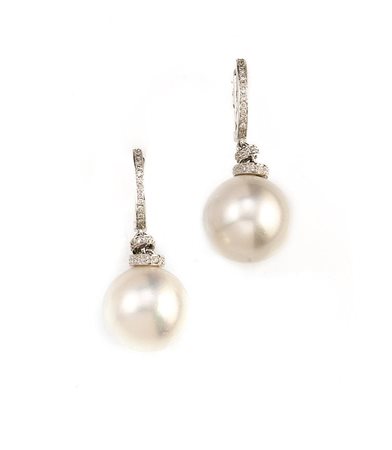 PAIO DI ORECCHINI IN ORO BIANCO, PERLA SOUTH SEA E DIAMANTIciascuno con...