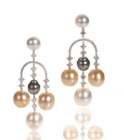 PAIO DI ORECCHINI IN ORO BIANCO, PERLE SOUTH SEA, TAHITI E DIAMANTIciascuno...