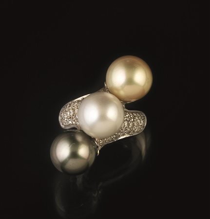 ANELLO IN ORO BIANCO, PERLE E DIAMANTIrealizzato ad una fila di tre perle...