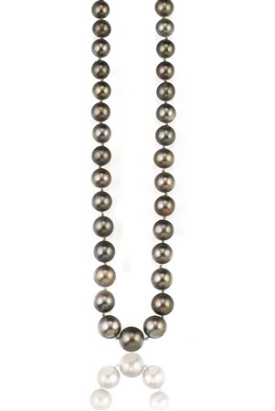 COLLANA IN ORO BIANCO E PERLE TAHITIad un filo di trentatre perle Tahiti...