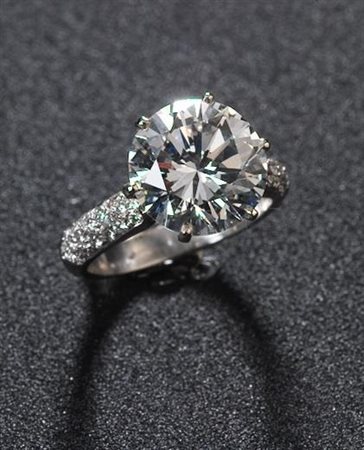 ANELLO IN ORO BIANCO E DIAMANTIal centro un brillante di 4.19 ct, purezza IF,...