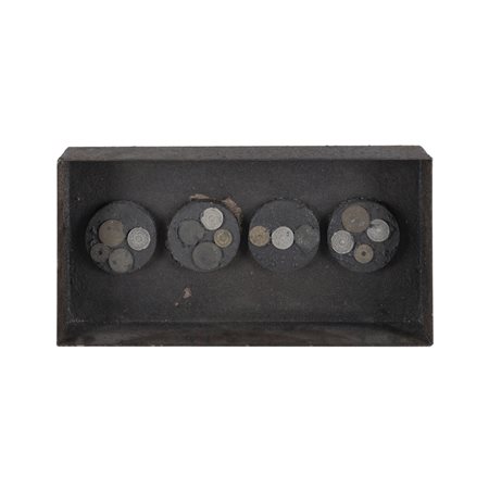Alberto Parres (Tangeri 1953) "Il capitale" 1989 20x40x5 cm. assemblage entro...