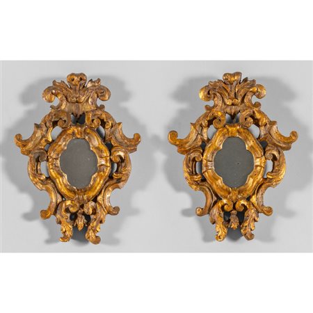 Coppia di specchierine in legno intagliato e 