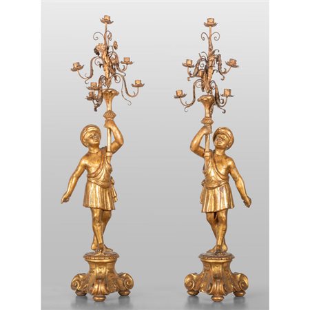Coppia di candelieri in legno dorato raffiguranti 