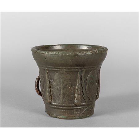 Mortaio in bronzo a patina scura con emblema con 