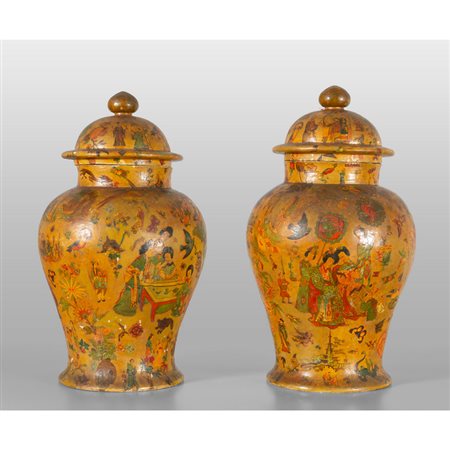 Coppia di grandi potiches in terracotta laccata 