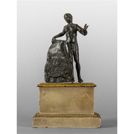 Figura che sorregge una placca in bronzo con un 
