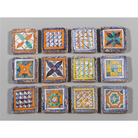 Gruppo di dodici mattonelle in maiolica 