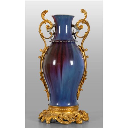 Vaso in porcellana a finitura blu flambè, 