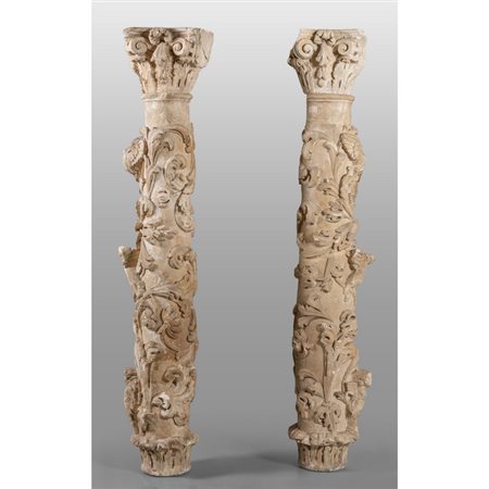 Coppia di importanti colonne con capitelli in 