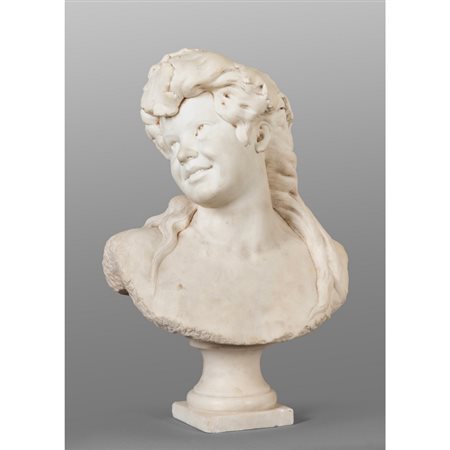 Figura femminile con tralci di vite tra i 