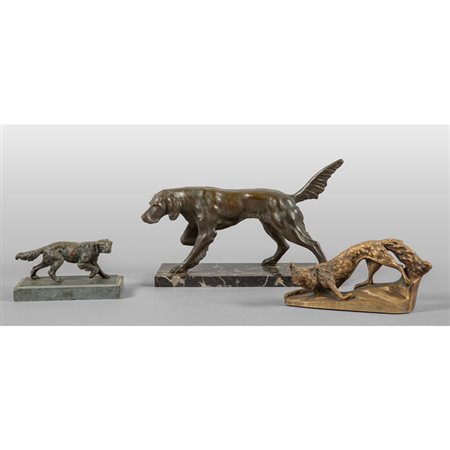 Tre sculture in bronzo raffiguranti cani e volpe, 