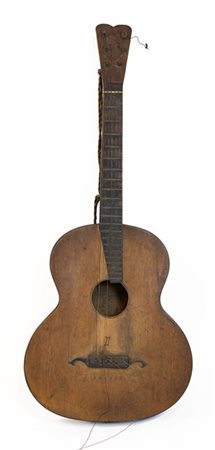 Chitarra di scuola piemontese, inizio XX° secolo
Fondo e fasce in noce, manico