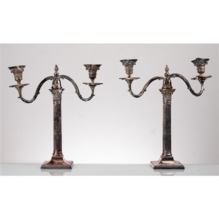 MANIFATTURA INGLESE DEL XIX SECOLO, Coppia di candelabri