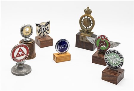 Lotto 14 car badges (anni 70/80). Splendidi come da immagine. Presenti MG, Aust