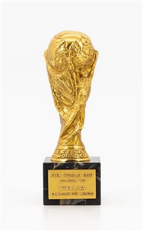 Coppa del Mondo 1982. Riproduzione Coppa del Mondo di calcio in ottone con targ