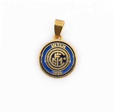 F.C. Internazionale. Ciondolo in oro 750 e smalti dal peso di gr. 2,5. Anni 90.