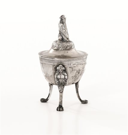 ZUCCHERIERA, NAPOLI, 1830 CIRCAin argento, coppa poggiante su tre piedini...