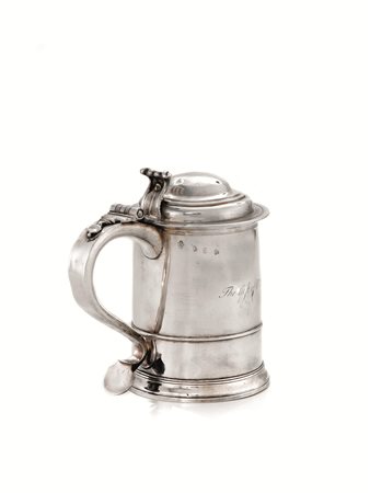 TANKARD, LONDRA, 1713in argento, corpo cilindrico decorato da dedica incisa...