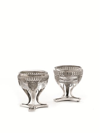 COPPIA DI SALIERE, MILANO, SECOLO XIXin argento, base tripode con sostegni a...
