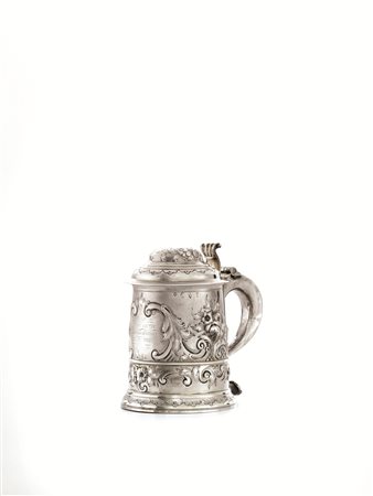 TANKARD, CHESTER, 1742&nbsp; in argento, corpo cilindrico decorato da volute...