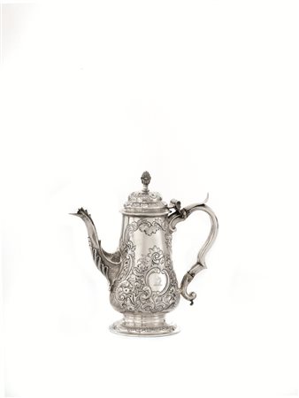 CAFFETTIERA, NEW CASTLE, 1780&nbsp; in argento sbalzato a fiori, presa a...