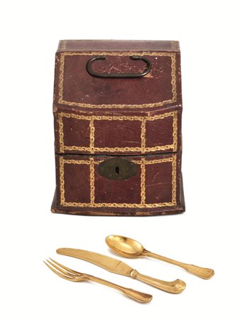 SERVITO DI POSATE DA DOLCE, SECOLO XIX in metallo dorato con manici sagomati,...