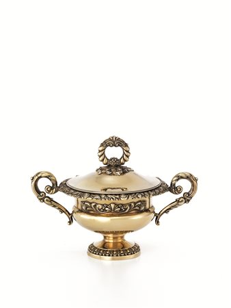 TAZZA DA PUERPERA, PARIGI, 1840 CIRCAin vermeil, corpo semi sferico decorato...