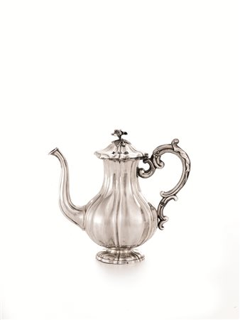 TEIERA, PARIGI, MET&Agrave; SECOLO XIXin argento sbalzato, presa a volute e...