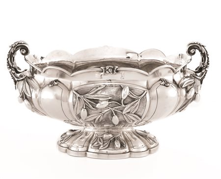 GRANDE VASCA CENTROTAVOLA, SECOLO XXdi forma ovale, in argento sbalzato e...