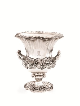 PORTA BOTTIGLIE, , FINE SECOLO XIXin metallo argentato, base modellata come...