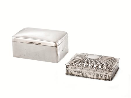 DUE SCATOLINE, LONDRA 1898 e 1886di forma rettangolare, una in argento liscio...