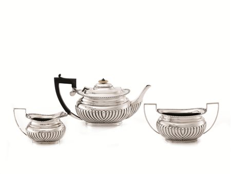 SERVITO DA T&Egrave;, LONDRA, 1896in argento sbalzato, composto di teiera,...