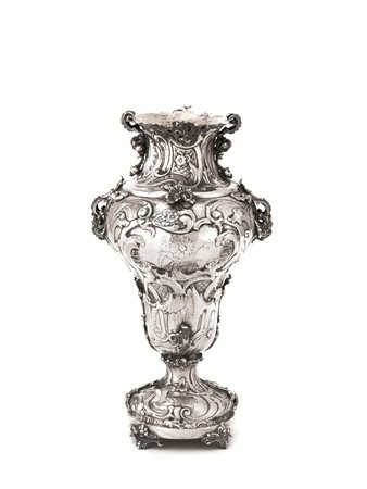 VASO PORTA FIORI, SECOLO XXdi forma a balaustro, in argento sbalzato a volute...