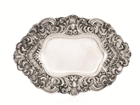 VASSOIO, SECOLO XXin argento, di forma ovale sagomata con tesa riccamente...