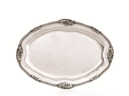 VASSOIO, SECOLO XXdi forma ovale in argento con tesa sagomata e decorata da...