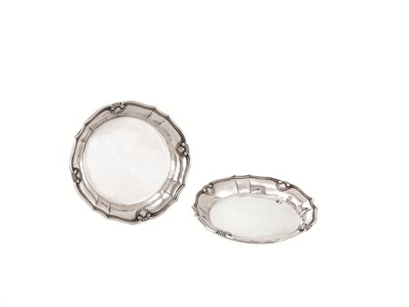 TRE VASSOI TONDI E COPPIA DI SOTTOBOTTIGLIE, SECOLO XXin argento di forma...