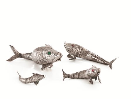 QUATTRO SOPRAMMOBILI, SPAGNA, SECOLO XXin argento realisticamente modellati...