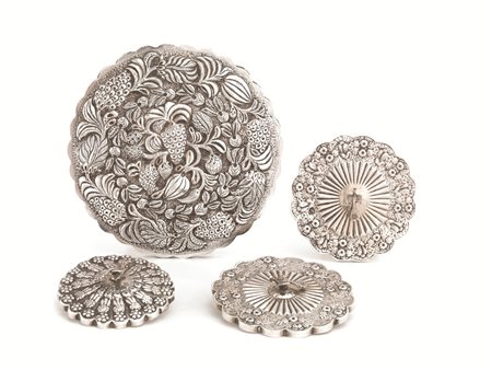 QUATTRO SPECCHI, TURCHIA, SECOLO XXdi forma circolare, in argento sbalzato a...