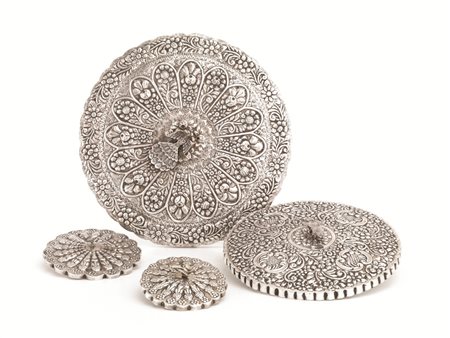 QUATTRO SPECCHI, TURCHIA, SECOLO XXdi forma circolare, in argento sbalzato a...