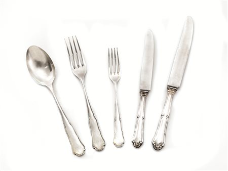 SERVITO DI POSATE, SECOLO XX in argento, manici sagomati, composto di trenta...