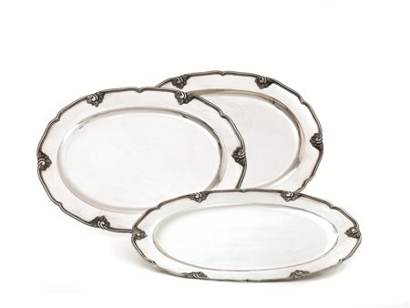 COPPIA DI VASSOI ED ALTRO VASSOIO, SECOLO XXin argento di forma ovale con...